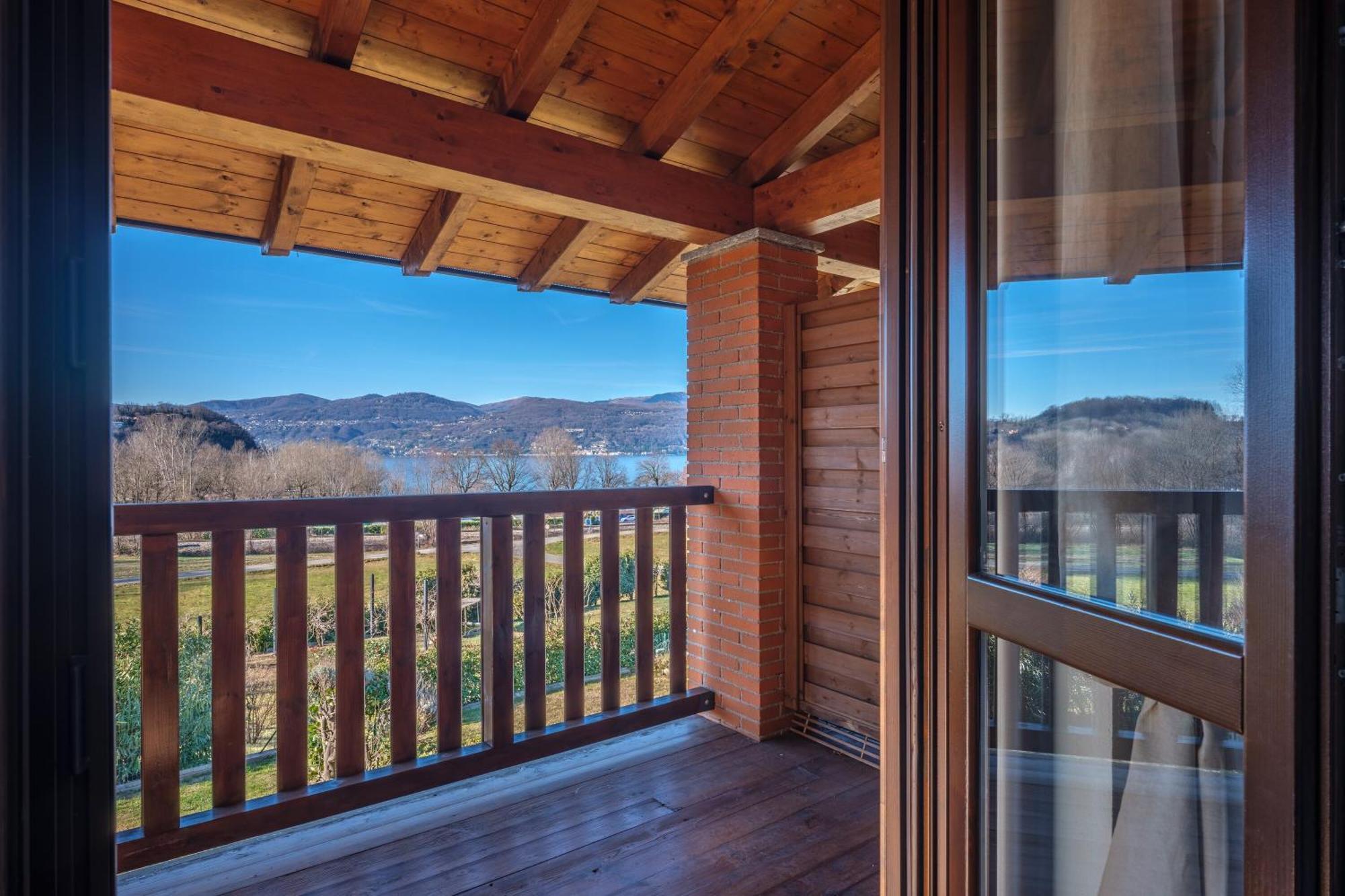 La Luna Nel Lago Lake View Garden - Happy Rentals Ispra Kültér fotó